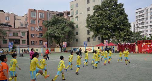 小学生如何提高足球运球技巧（以足球技巧为主，逐步提升孩子的运球水平）