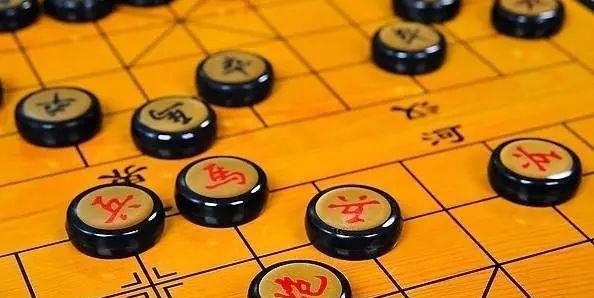 国际象棋开局技巧（掌握必备的开局策略）