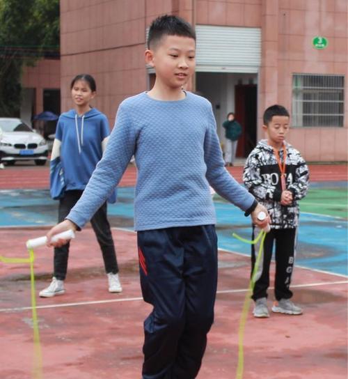 以250米操场为赛场的接力跑步技巧教学（提高跑步效率，实现团队协作）