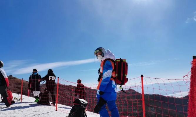 高山滑雪技巧讲解（15个技巧让你成为高山滑雪达人）