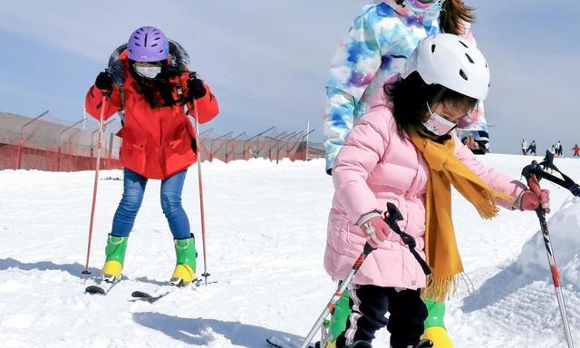 儿童滑雪技巧简易指南（如何让孩子安全快乐地滑雪）