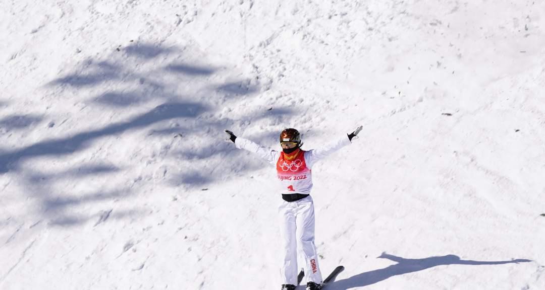 冬奥自由式滑雪女子空中技巧（高空挑战的极限竞技）