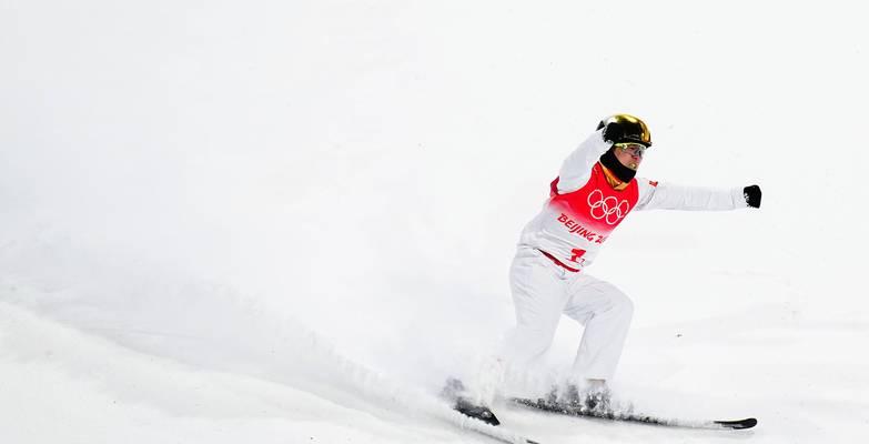 中国女子自由式滑雪空中技巧夺冠（以冬运会见证华夏女儿飞跃天际）