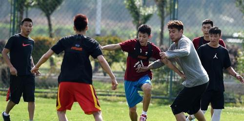 足球技巧讲解教学（学习足球技巧的关键点）