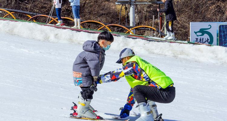 初学者滑雪技巧22招（让你在滑雪场上游刃有余的技巧）