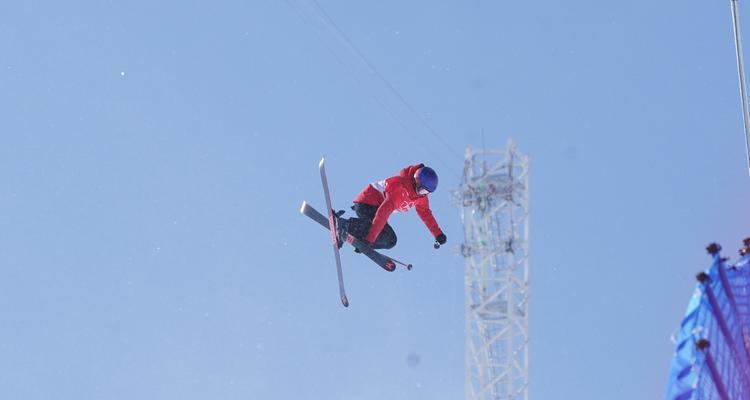 谷爱凌自由式滑雪的空中花式技巧（挑战引爆空中热情）