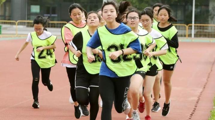 高中四百米跑步技巧（从正确的姿势到提高成绩）