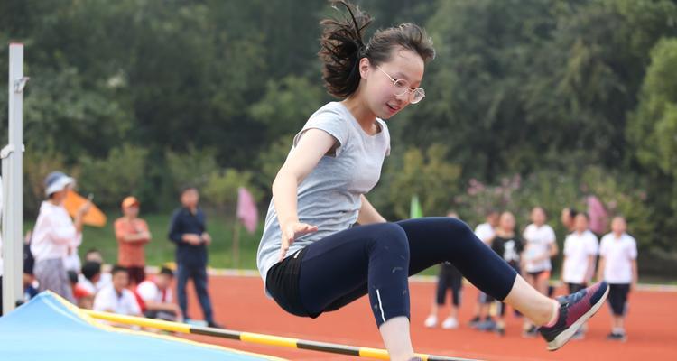 高中运动会跑步技巧详解（掌握正确跑步姿势）