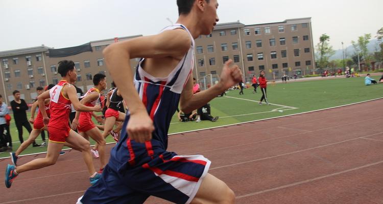 小学女子八百米跑步技巧详解（打造完美的八百米跑步姿势）